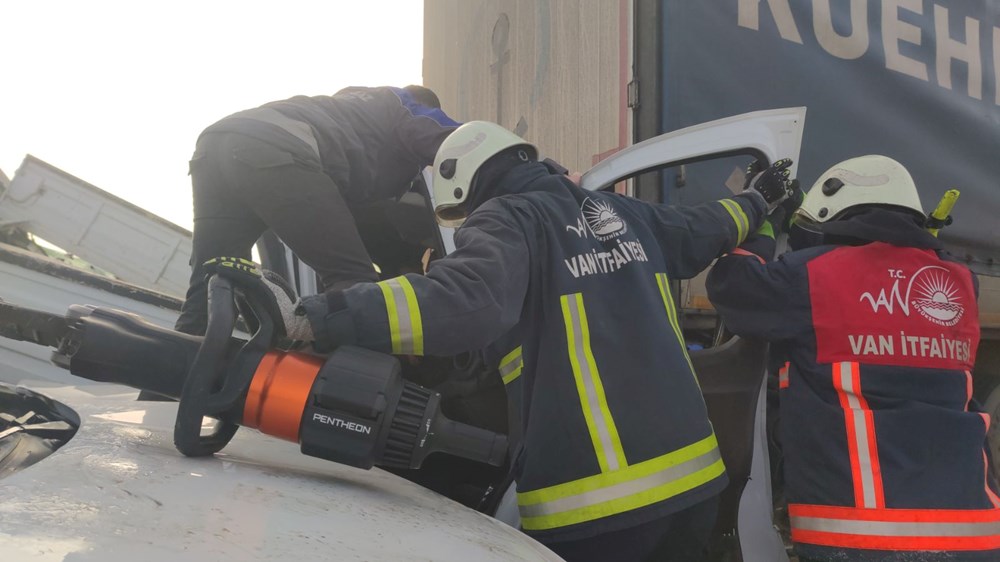 Van'da 30 araçlık zincirleme trafik kazası: 2 ölü - 7