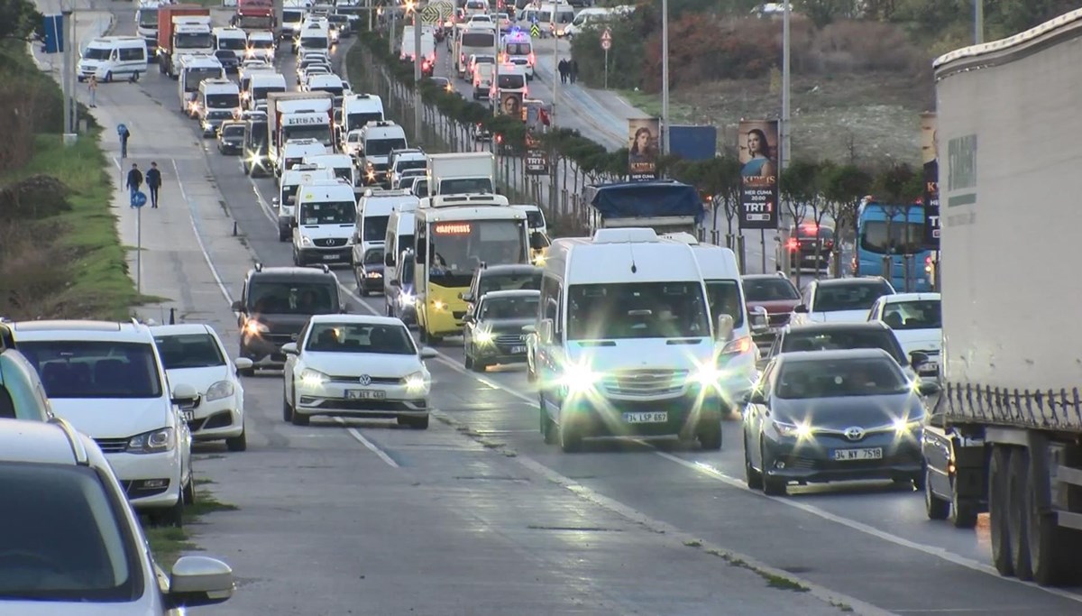 Trafikten kaçmak için kaldırımı üçüncü şerit yaptılar
