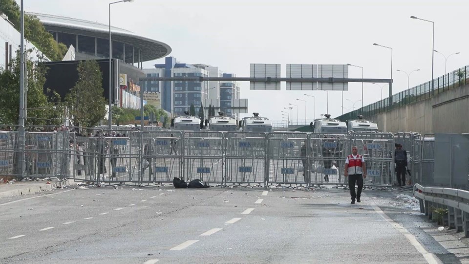 CHP İstanbul binası önünde gerginlik: Gürsel Tekin'den açıklama - 1