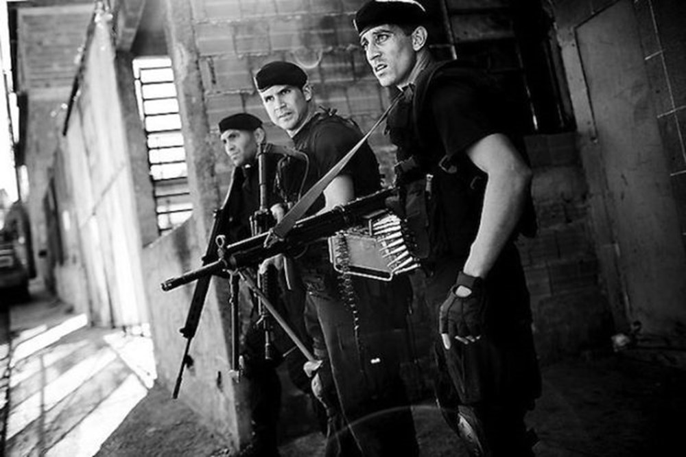 Бандитизм является. Группа бандиты с оружием. Фото банды. Деревенский гангстер. Бандитизм.