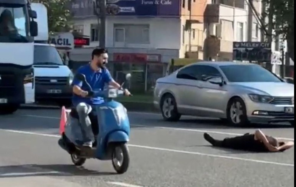 Yolun ortasına yattı, trafiği tehlikeye attı - 3