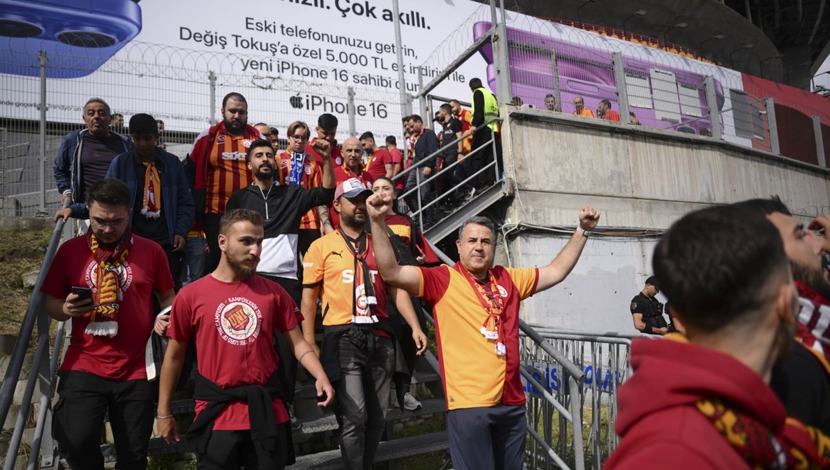 Galatasaraylı taraftarlar, derbi için Kadıköy'e gitti Galatasaraylı taraftarlar, derbi için Kadıköy'e gitti