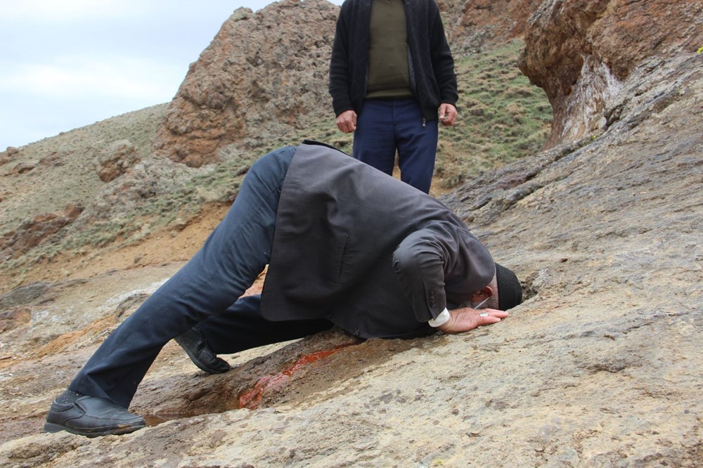 Erzurum’a 40 kilometre uzaklıkta bulunan Konaklı Mahallesinde yaşayan vatandaşlar, mahalle yakınlarında bulunan bir su kaynağının böbrek taşı döktüğünü iddia ediyor. Yerel halkın iddiasına göre küçük kuyularda bulunan şifalı sudan içenler, suyun başında zıpladıktan sonra böbrek taşlarından kurtuluyor.