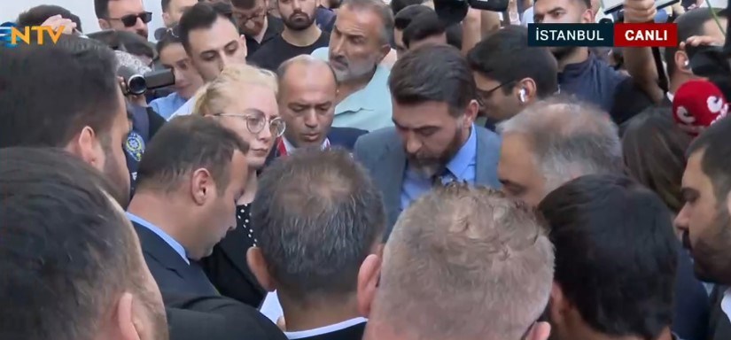 Mahkeme kararı sonrası kongrenin yapıldığı salona mahkemenin durdurma talebini tebliğ için heyet gitti. Heyet ile partililer arasında gerginlik yaşandı.