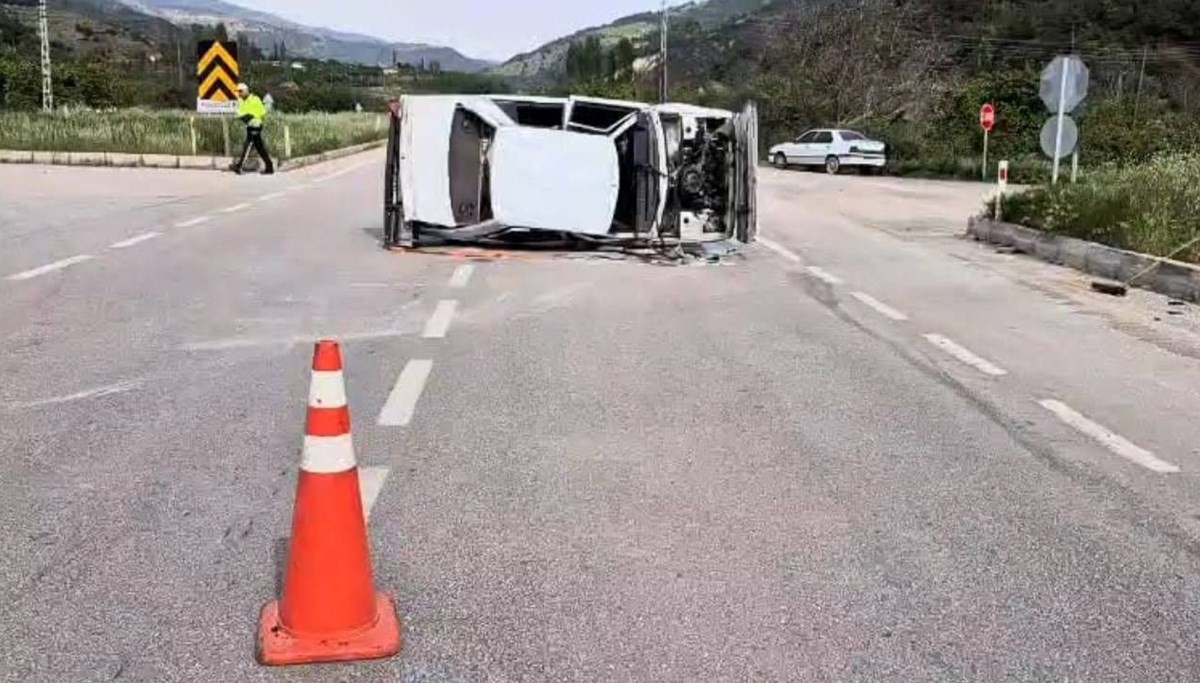 Amsaya'da otomobil yan yattı Amsaya'da otomobil yan yattı