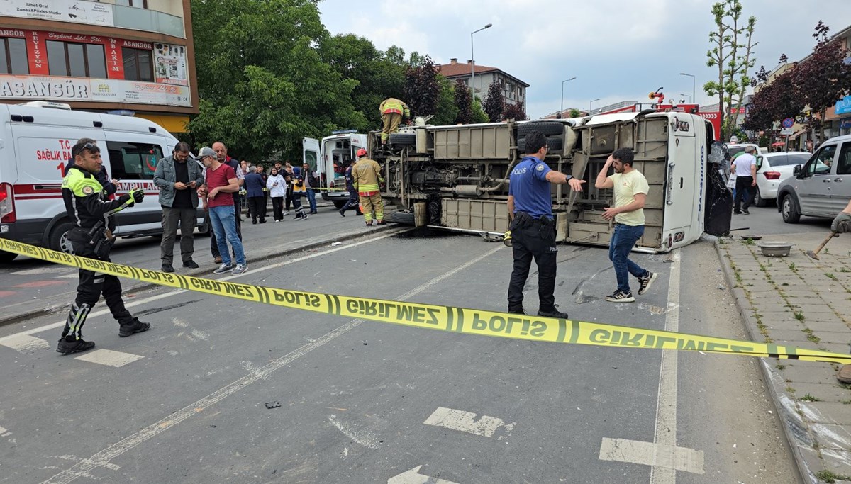 Kırmızı ışıkta geçen minibüse, otomobil çarptı: 7 yaralı