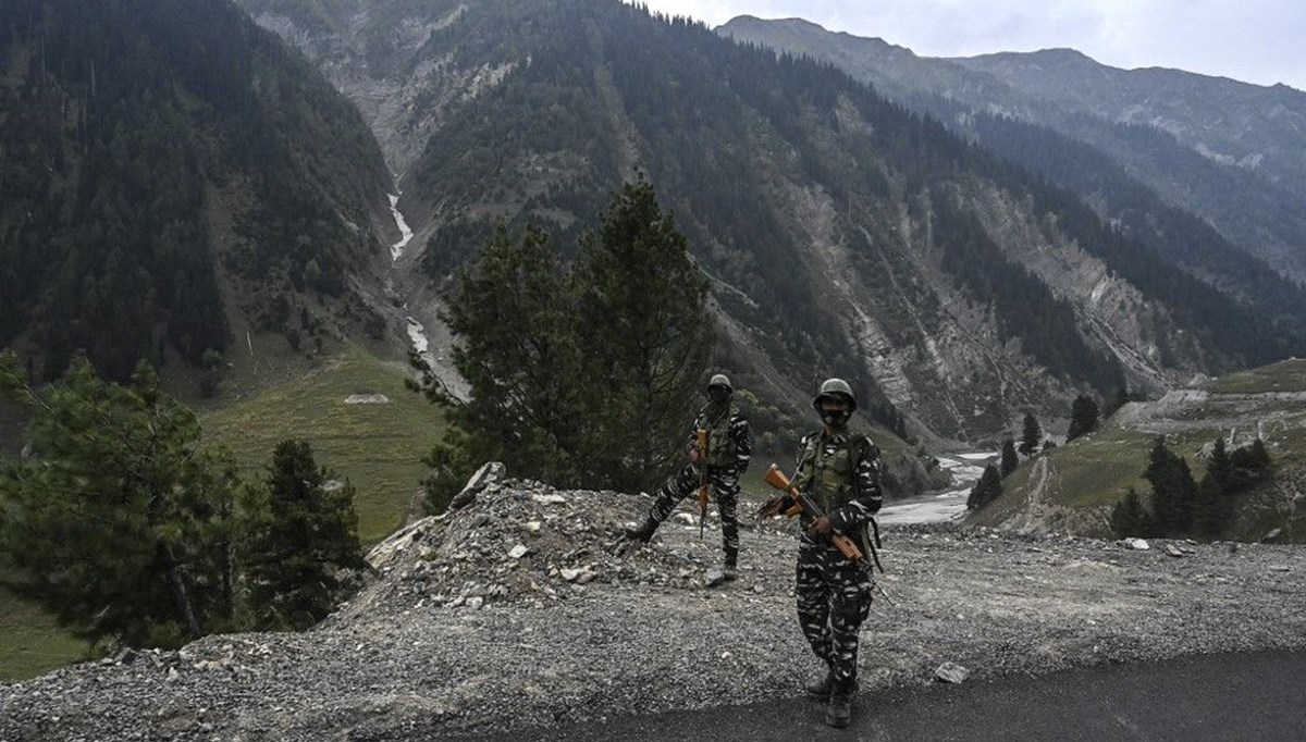 Hindistan, Pekin'le bir araya gelmeden tartışmalı bölgeye ordu yığdı