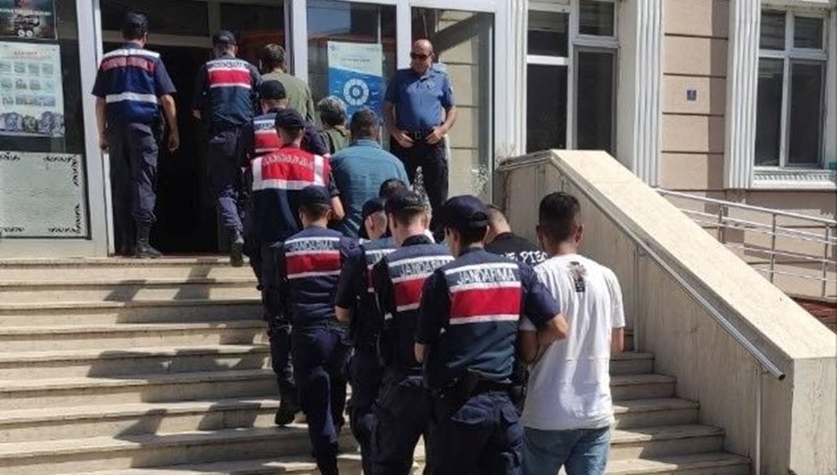 Edirne'de yasadışı yollardan yurt dışına kaçmaya çalışan 8 şahıs yakalandı Edirne'de yasadışı yollardan yurt dışına kaçmaya çalışan 8 şahıs yakalandı