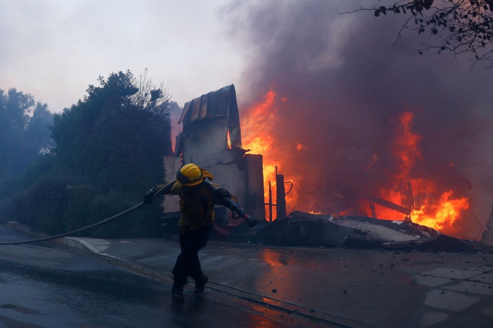 Kaliforniya yanıyor: Evler kül oldu, Hollywood yıldızları bölgeyi terk etti - 15