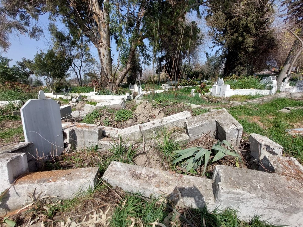 Deprem sonrası 50 mezar kayboldu iddiası - 1