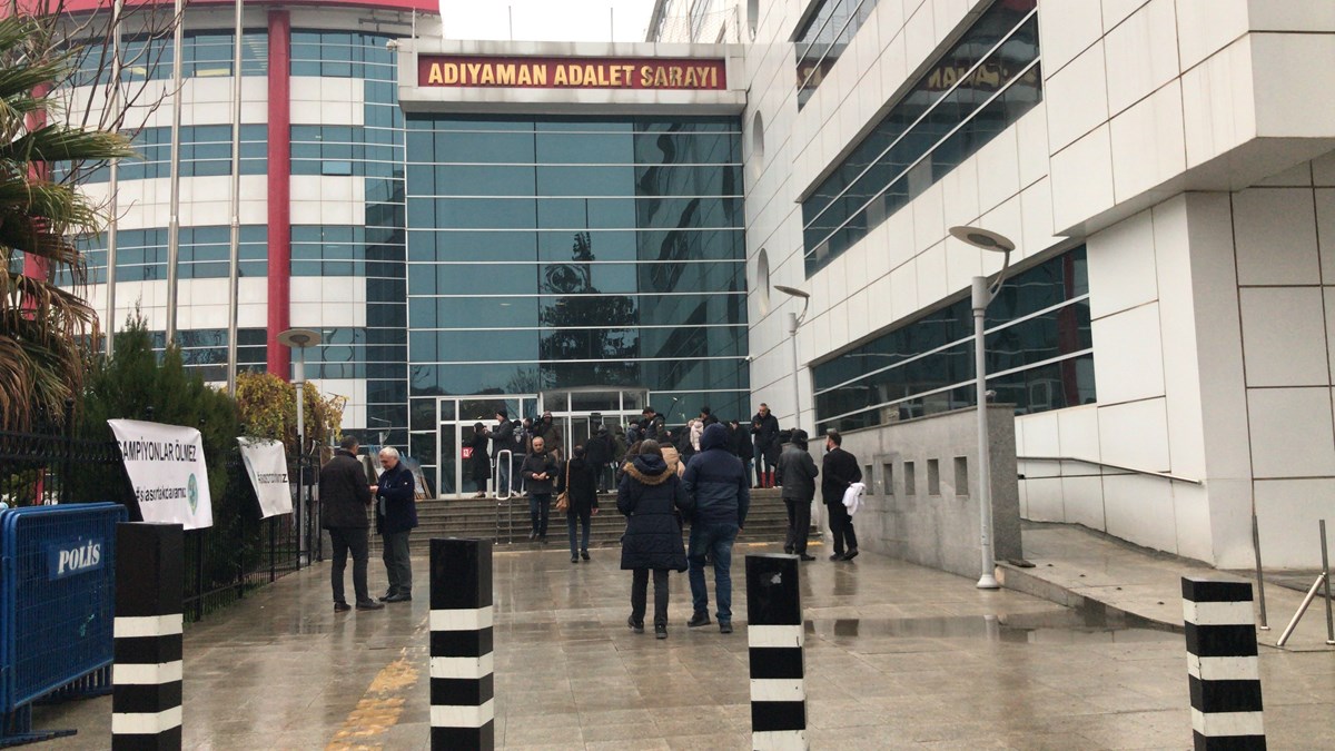 Yakınlarını kaybeden aileler ellerinde pankartlarla adliye binasına geldi. Yakınlarını kaybeden aileler ellerinde pankartlarla adliye binasına geldi.