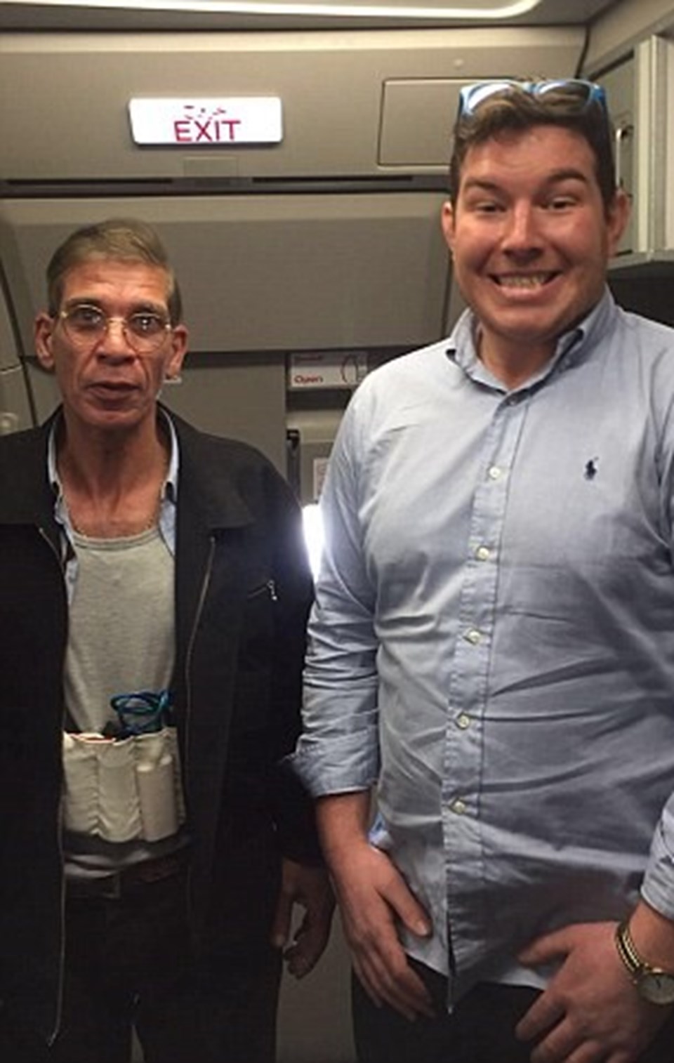 Innes, hava korsanı ile çektirdiği selfie sonrasında, uçaktan kaçarak uzaklaşan yolcular arasında da görülüyor.

