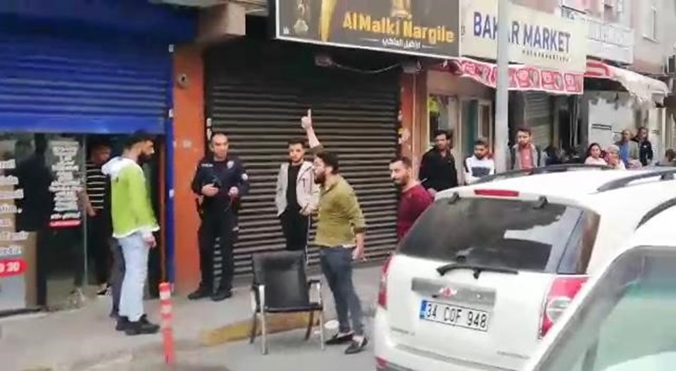 Sokakta oturan Hammamı ile yoldan geçen bir sürücü arasında tartışma çıktı.