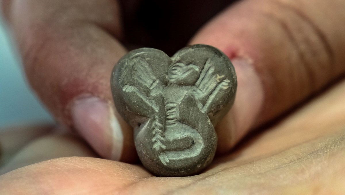 Karahöyük’te kartal başlı, insan figürlü mühür bulundu
