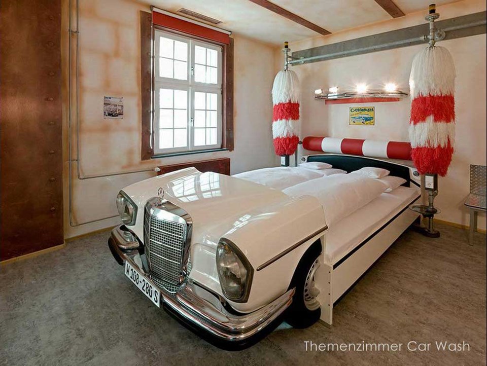 Otomobil severler Almanya’nın Stuttgart şehrine gidip V8 Oteli’nde kalmaktan keyif alabilir - 2