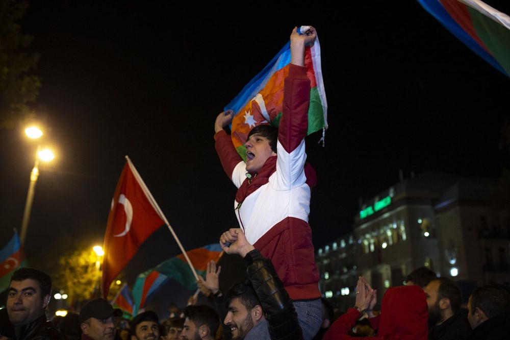 Azerbaycanlılar, Dağlık Karabağ'da varılan anlaşmayı coşkuyla kutluyor - 2