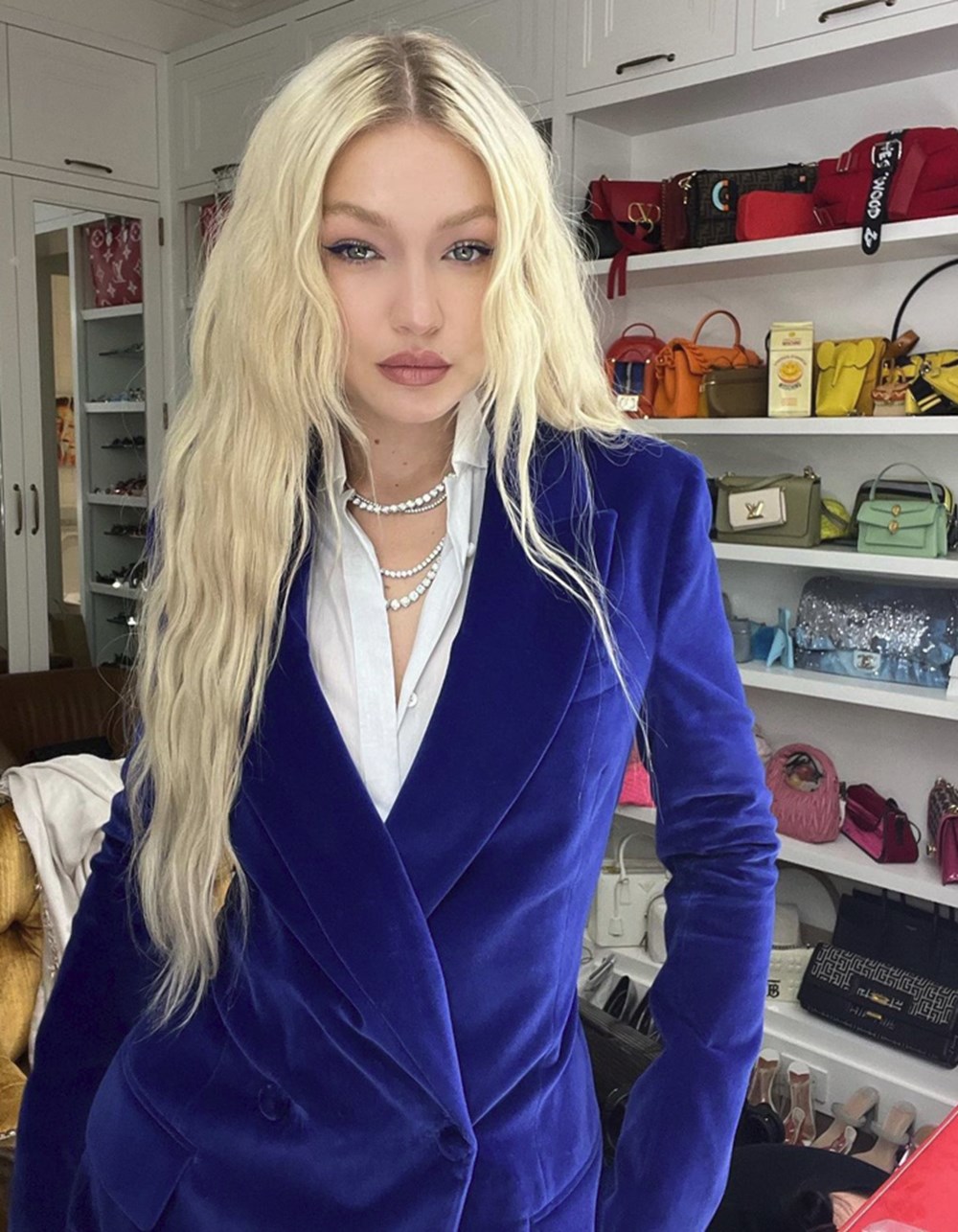 Gigi Hadid'in stiline sonbahar güncellemesi: Kadife takım elbise - 5