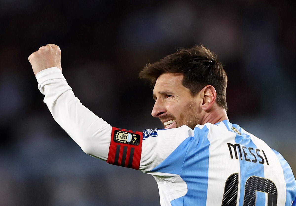 Rakip fileleri sarsan Messi, golünün ardından sevinç yaşıyor.
