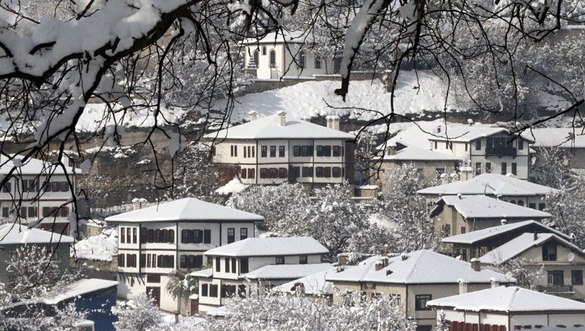 Safranbolu'nun tarihi konakları beyaz örtüyle kaplandı