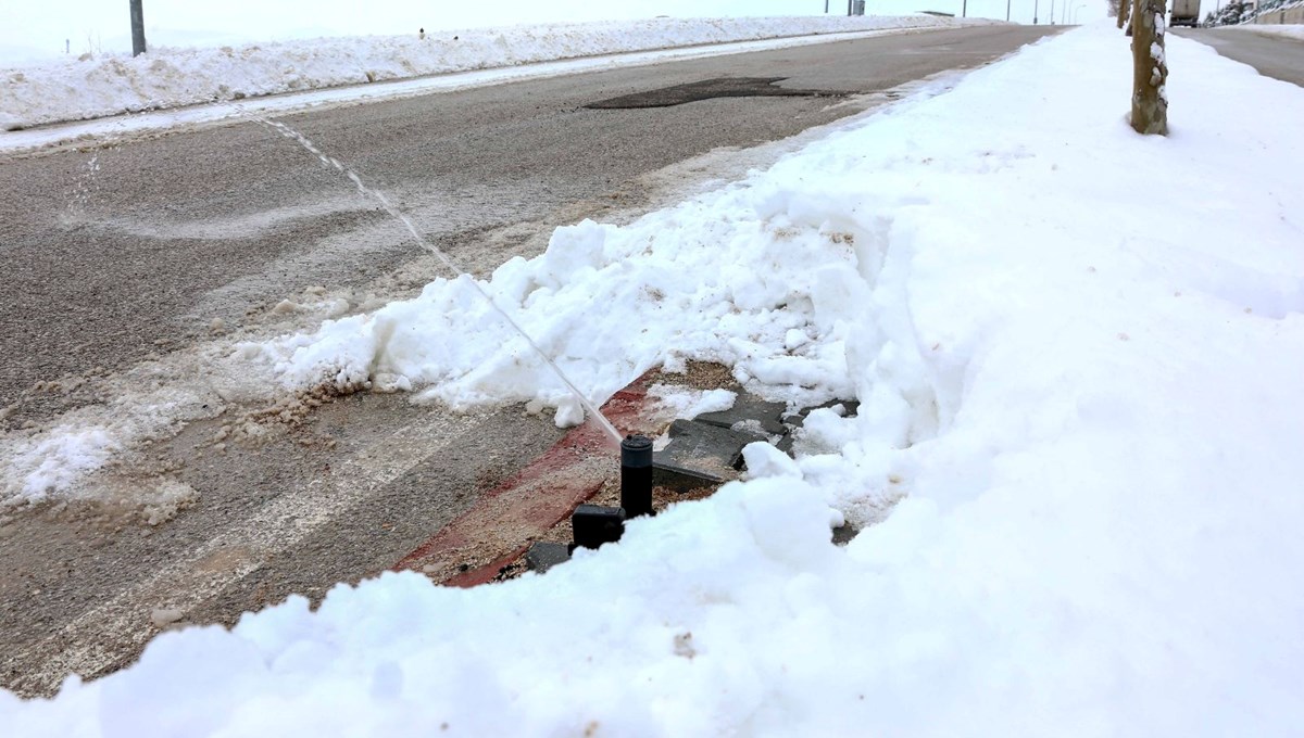 Konya'da yoldaki buzlanmalara, solüsyon akan fıskiyeyle müdahale