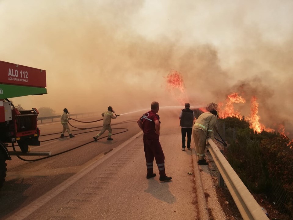 Datça'da orman yangını: Rüzgarında etkisiyle büyüyen alevlere müdahale sürüyor - 4