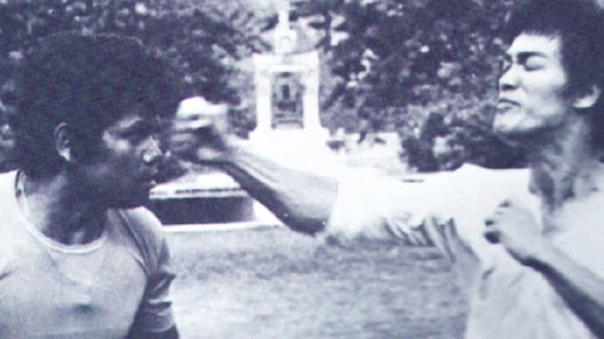 bruce lee nin tek gercek dovus videosu