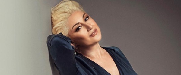 Muazzez Ersoy sahne öncesi kulisini çamaşır suyuyla temizliyor (Ünlülerin kulis sırları)