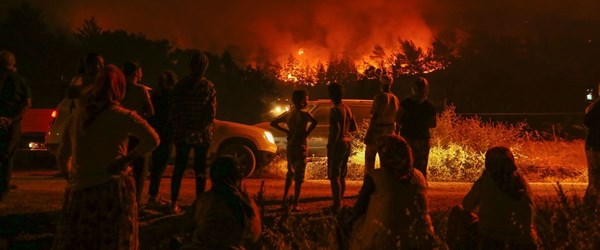Izmir Karabaglar Daki Orman Yangini Iki Mahalleye Yaklasti Bordo Rehber