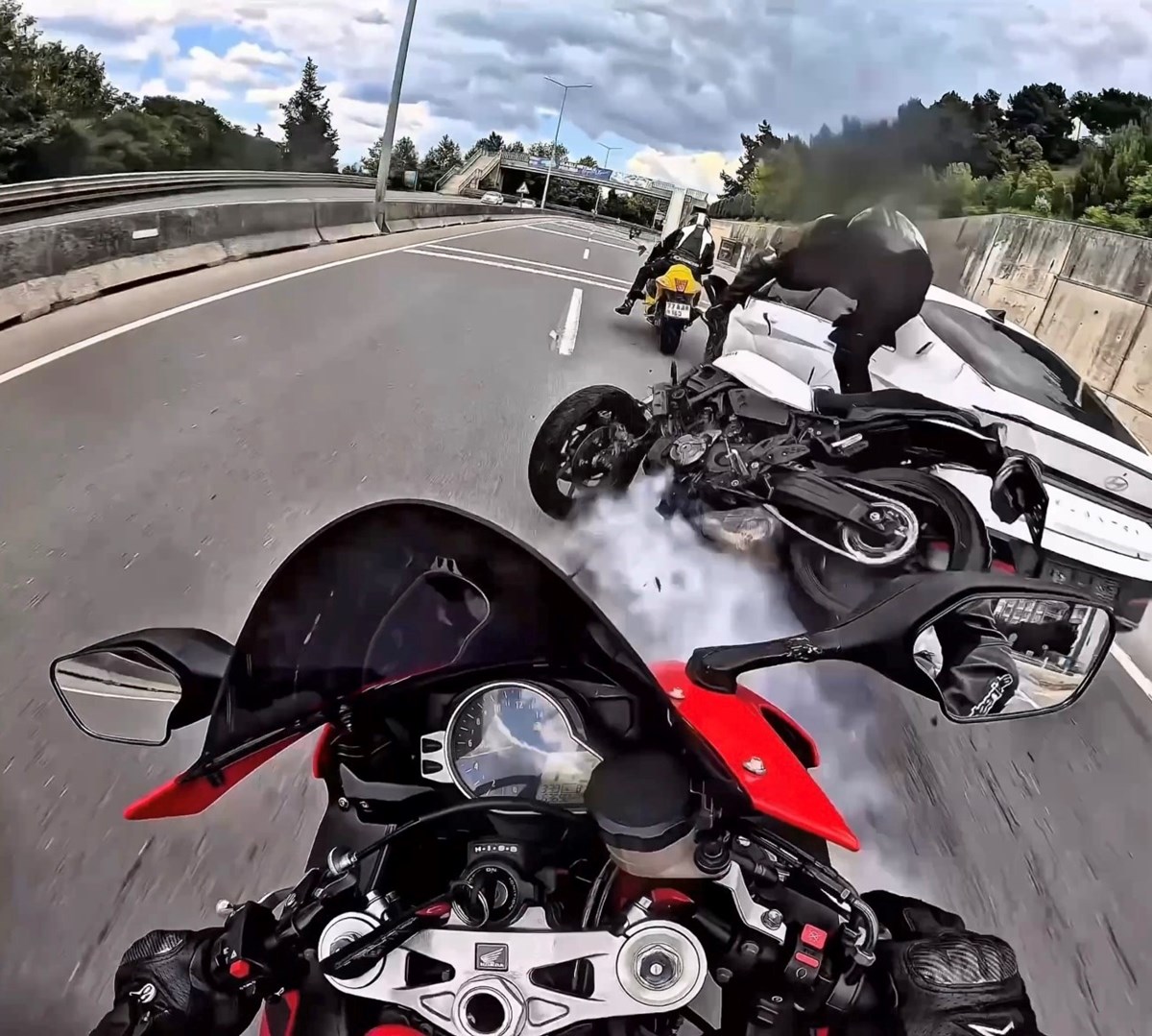Kamera kaydında motosikletlilerin metrelerce sürüklendiği görüldü
