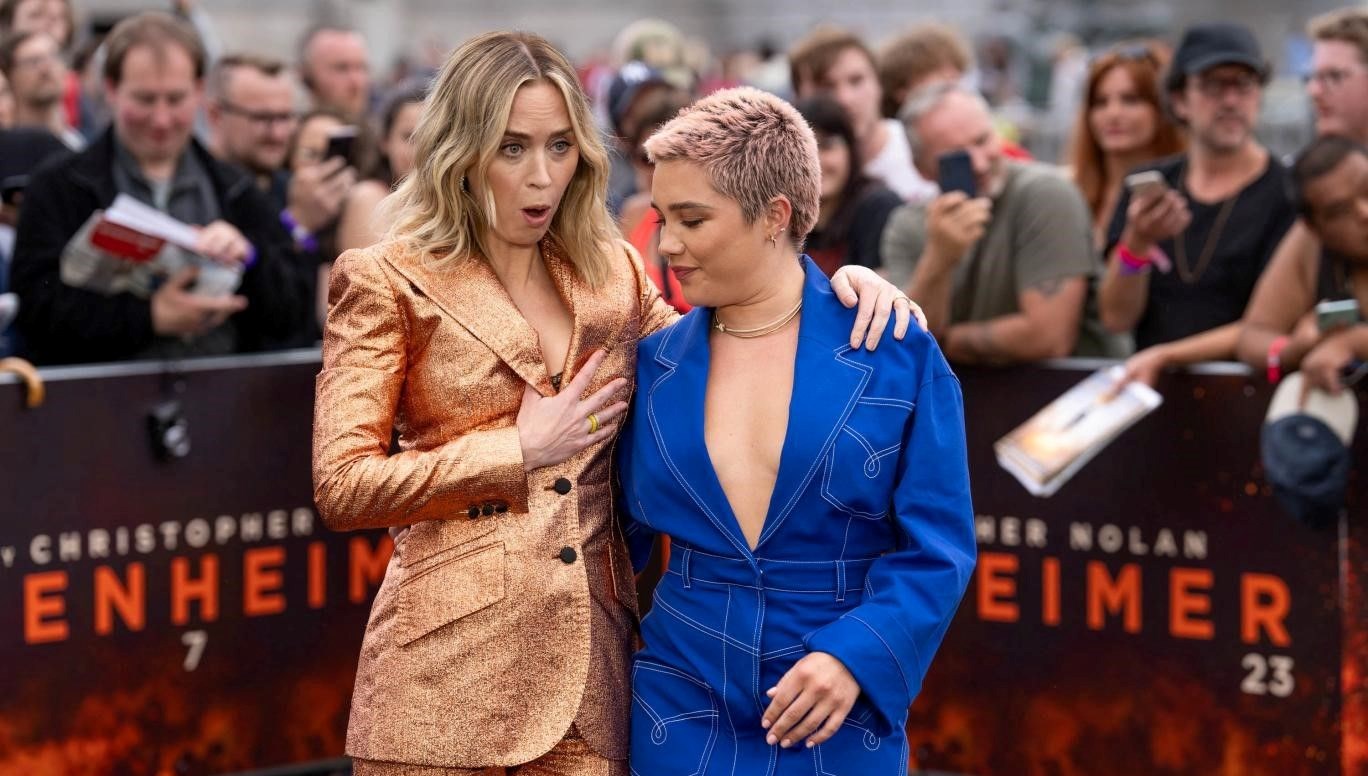 Dekolte kazasını son anda önledi: Oppenheimer galasında Florence Pugh'dan Emily Blunt'a yardım