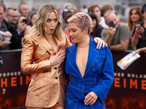 Dekolte kazasını son anda önledi: Oppenheimer galasında Florence Pugh'dan Emily Blunt'a yardım