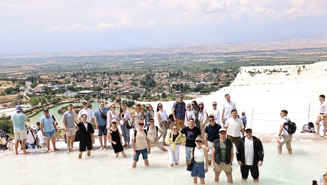 Dünyaca ünlü Kızıl Ordu Korosu, Pamukkale'ye hayran kaldı