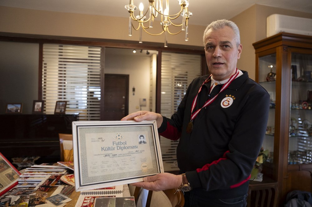 882 maça giden Galatasaray taraftarının hedefi 1000. maç: Maç izlerken su içmiyor, yemek yemiyor 90 dakika telefona bakmıyor! - 6