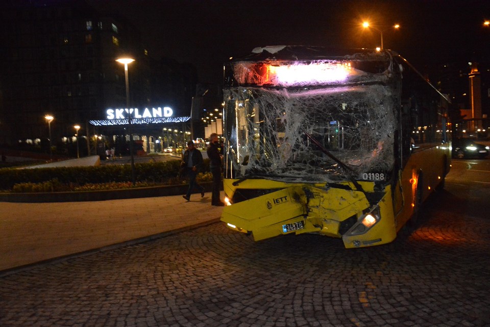Sarıyer'de yasak 'U' dönüşü yapan kamyonla İETT otobüsü çarpıştı - 2