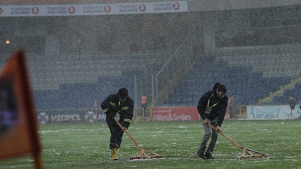 Medipol Başakşehir Bursaspor mücadelesine kar engeli - 1