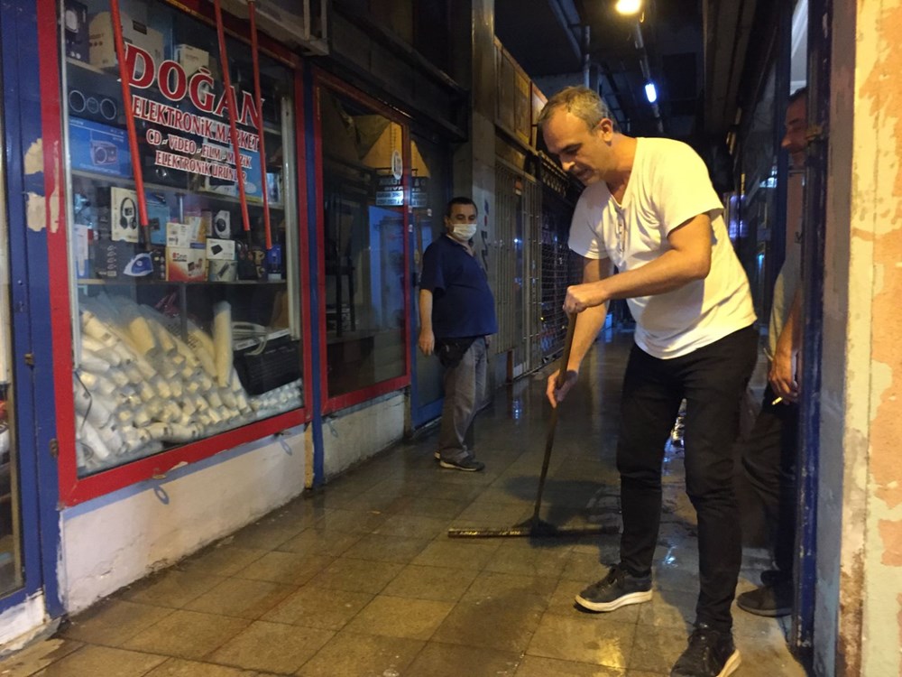 İstanbul'da şiddetli yağış: Yollar göle döndü, boğaza çamurlu su aktı - 6