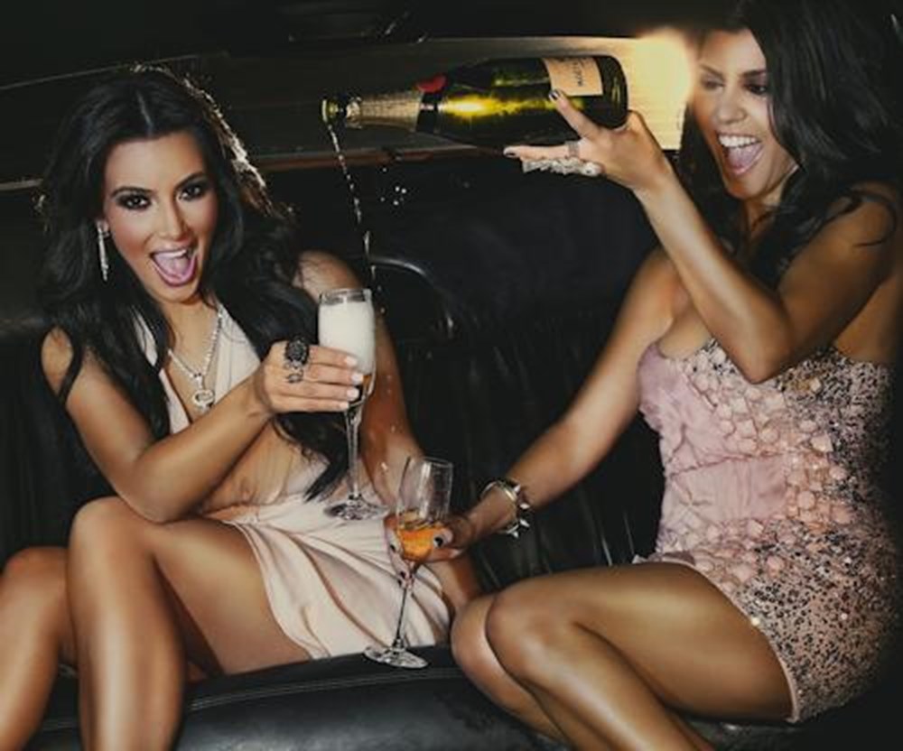 Две девушки с шампанским