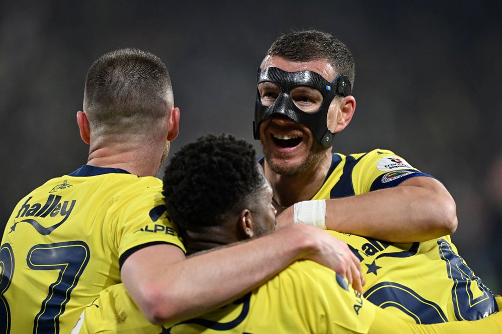 Fenerbahçe'de yeni dönemin birinci ayrılığı aşikâr oldu: Edin Dzeko için karar verildi 77