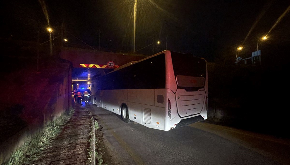 Bolu'da alt geçide sıkışan yolcu otobüsü kurtarıldı Bolu'da alt geçide sıkışan yolcu otobüsü kurtarıldı