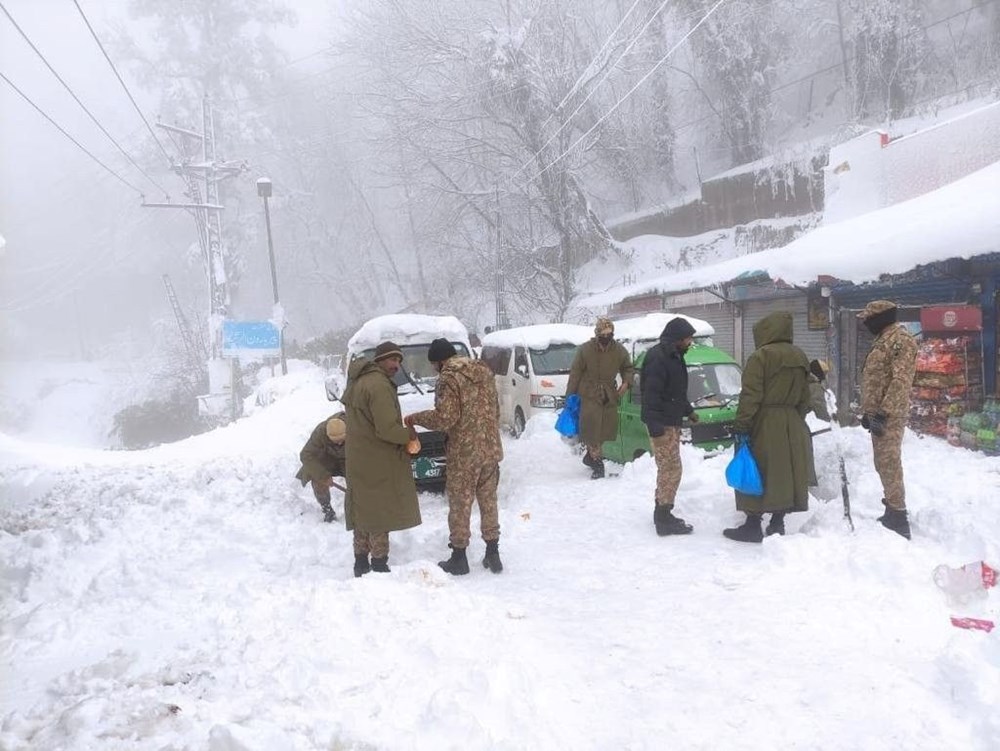 Pakistan'da yoğun kar yağışı: Araçlarında mahsur kalan 21 kişi öldü - 9
