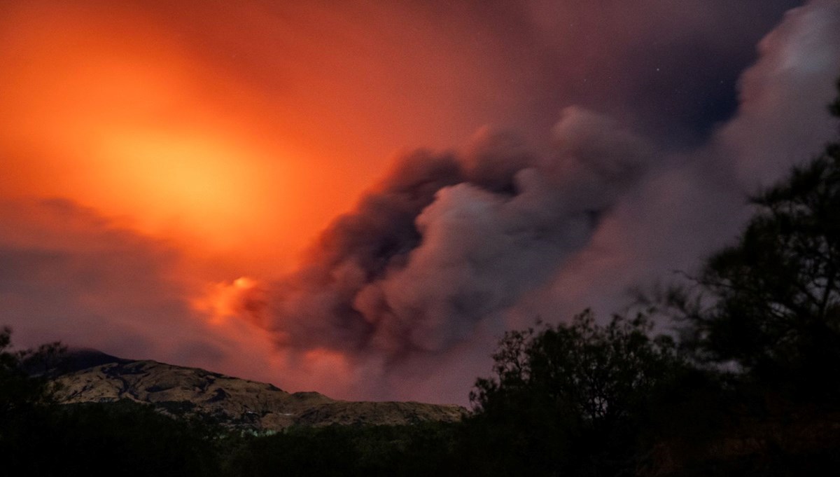 İtalya'da Etna Yanardağı yeniden faaliyete geçti