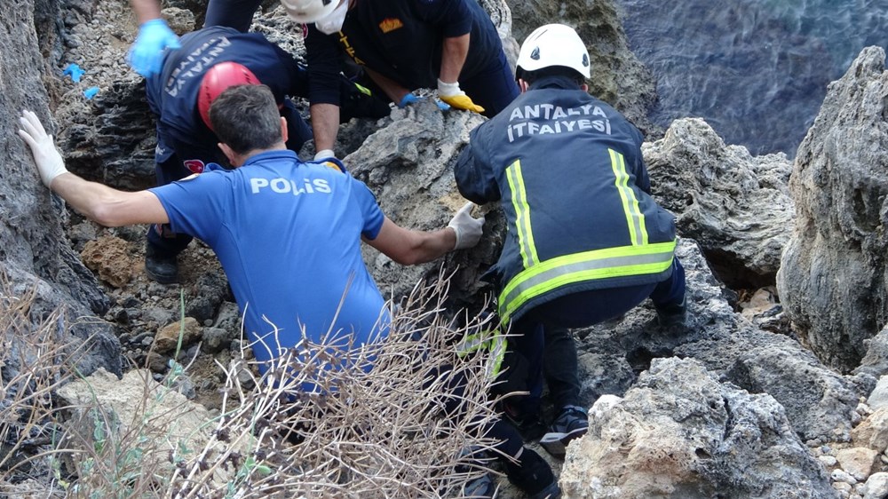 Falezlerde 300 kilogramlık kayanın altında feci ölüm - 3