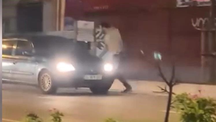 Bıçakla insanları tehdit etti