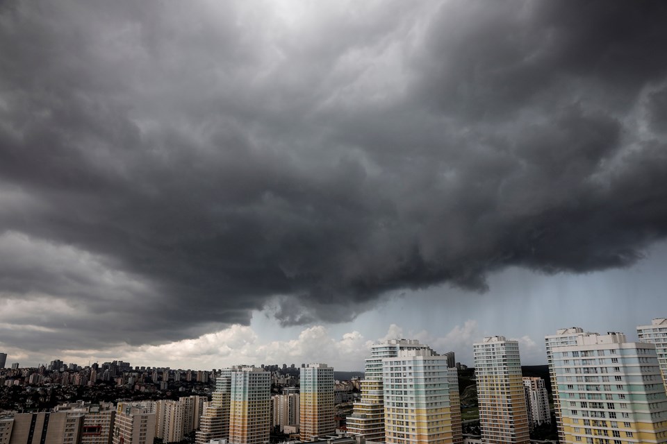İstanbul'un bazı bölgelerinde yağmur bulutları nedeniyle gündüz geceye döndü.
