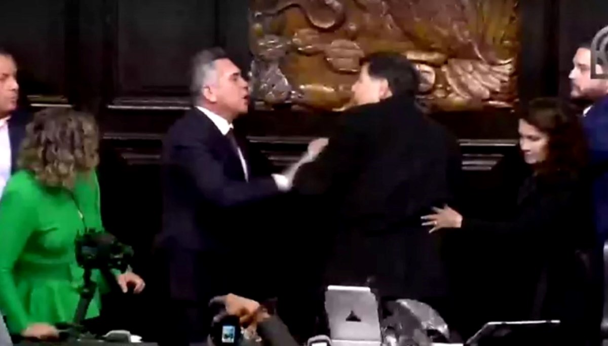 Meksika Senatosu'nda "yabancı asker" kavgası
