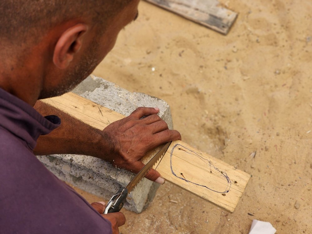 Fələstinli ayaqqabıçı İsrailin hücumu altında olan Qəzzada uşaqlar üçün taxta başmaq düzəldir - 7