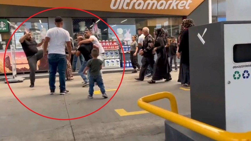 Benzin istasyonunda tekme tokat kavga: Polis
biber gazıyla ayırdı - 1