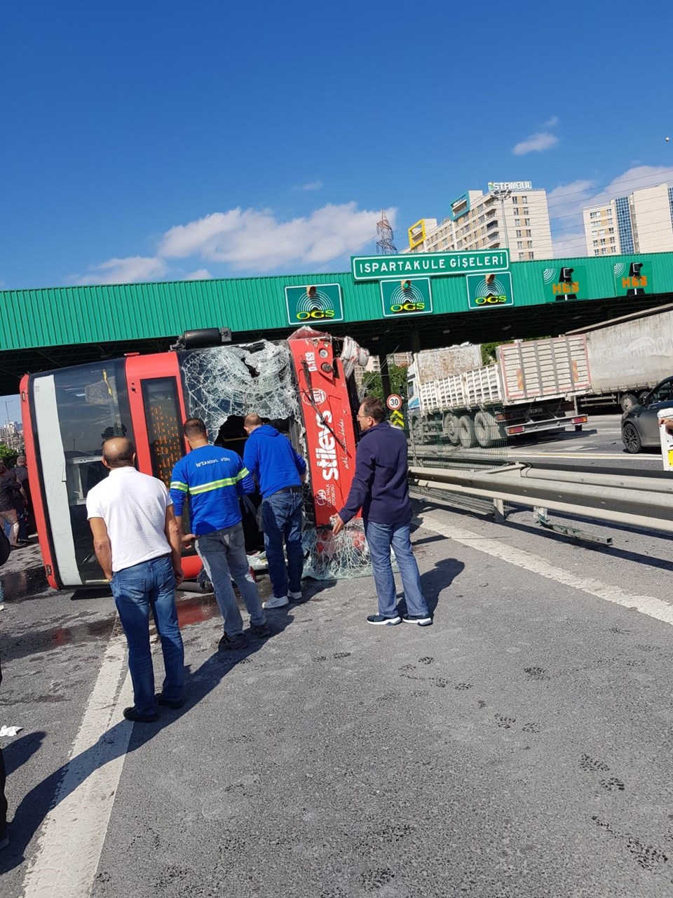 İstanbul Bahçeşehir'de halk otobüsü devrildi - 1