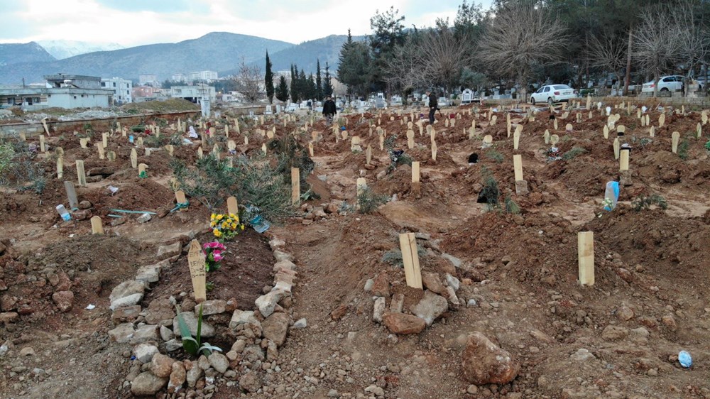 Depremde ölenlerin yarım kalan hikayeleri mezarlara yansıdı - 2