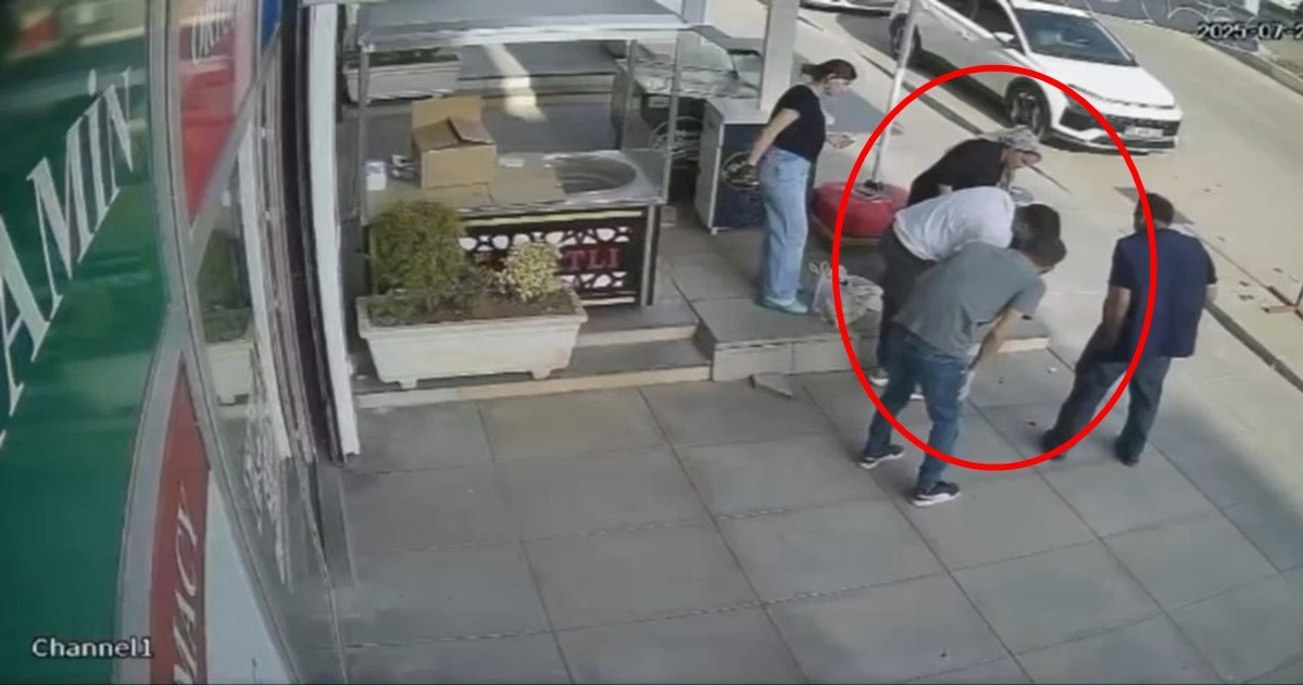 Eczacı Mehmet İtaç, nefes borusuna şeker kaçan çocuğa Heimlich manevrası yaptı.